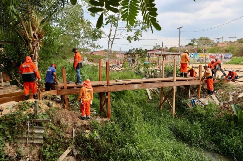 Reconstrução de ponte de madeira (Foto: Divulgação) Prefeitura reconstrói duas pontes de madeira na comunidade Nova Vida