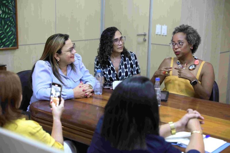 Arlete Mendonça e Kátia Schweickardt (Foto: Euzivaldo Queiroz/Seduc-AM) Seduc e MEC reforçam parceria para avanço do ensino com incentivo do Pé-de-Meia