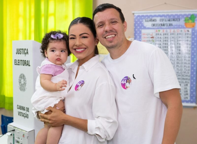 No local de votação, Brena Dianná ao lado da família (Foto: Divulgação) Brena Dianná vota e agradece apoio recebido durante a campanha