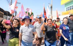 David Almeida é aclamado por moradores do bairro Santa Etelvina durante caminhada