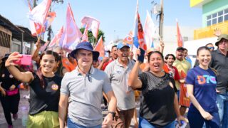 David Almeida é aclamado por moradores do bairro Santa Etelvina durante caminhada