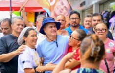 David Almeida recebe apoio da população durante visita à tradicional feira da Eduardo Ribeiro