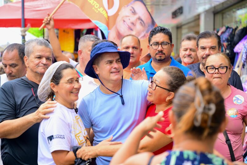 David Almeida recebe apoio da população durante visita à tradicional feira da Eduardo Ribeiro