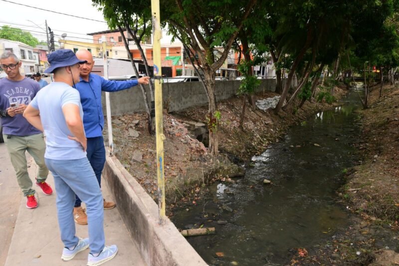 O prefeito, vistoriou os trabalhos de limpeza do igarapé no bairro Coroado (Foto: Divulgação)
David Almeida vistoria limpeza e revitalização do igarapé do Coroado