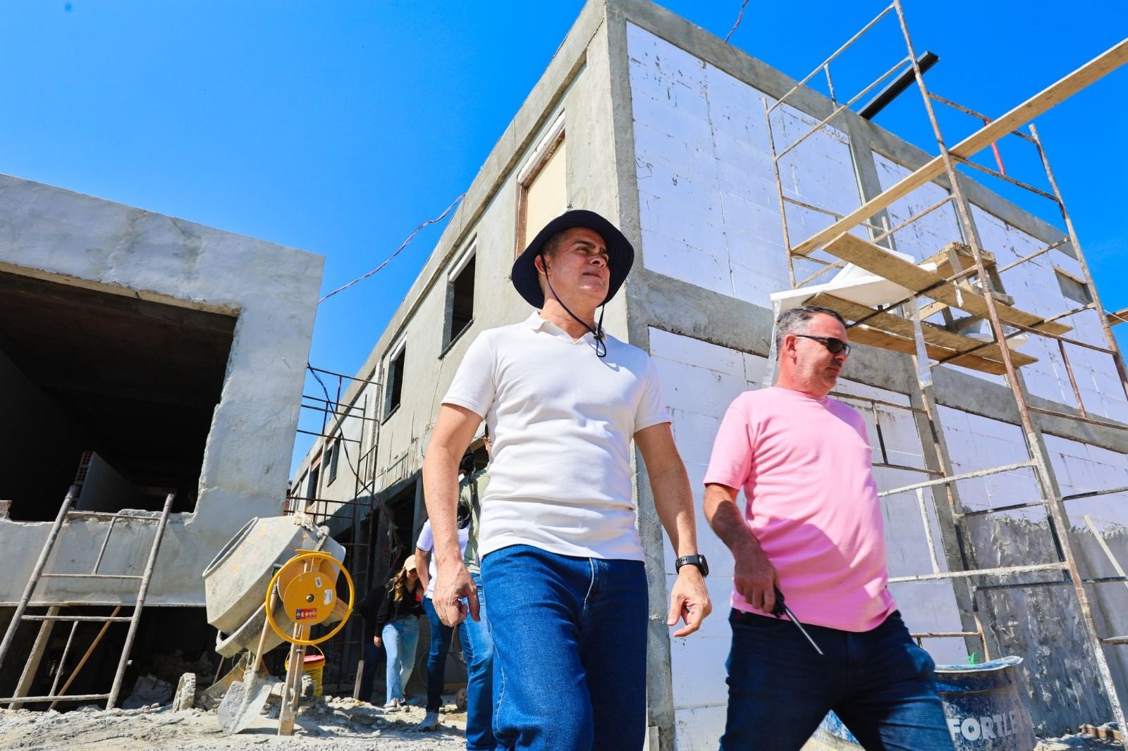 Prefeito David Almeida, durante vistoria nas obras de unidade de saúde (Foto: Divulgação) David Almeida vistoria obras de nova USF na zona Oeste de Manaus