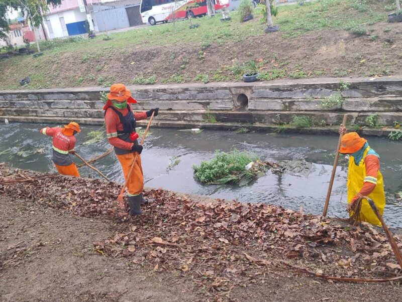 Igarapé do Passarinho recebe serviços de limpeza na zona Norte de Manaus