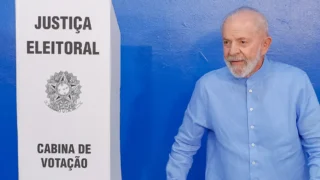 Lula vota em São Bernardo e diz que é hora de "corrigir erros"