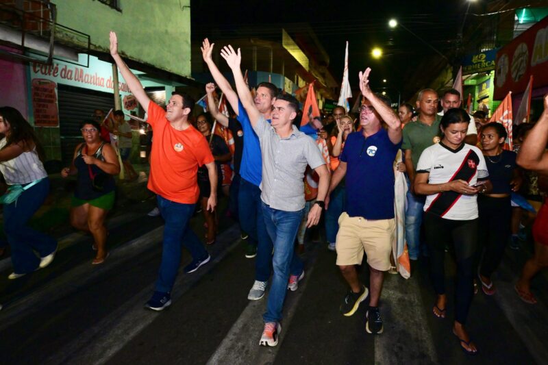 Moradores do Mutirão recebem David Almeida em caminhada pela Zona Norte