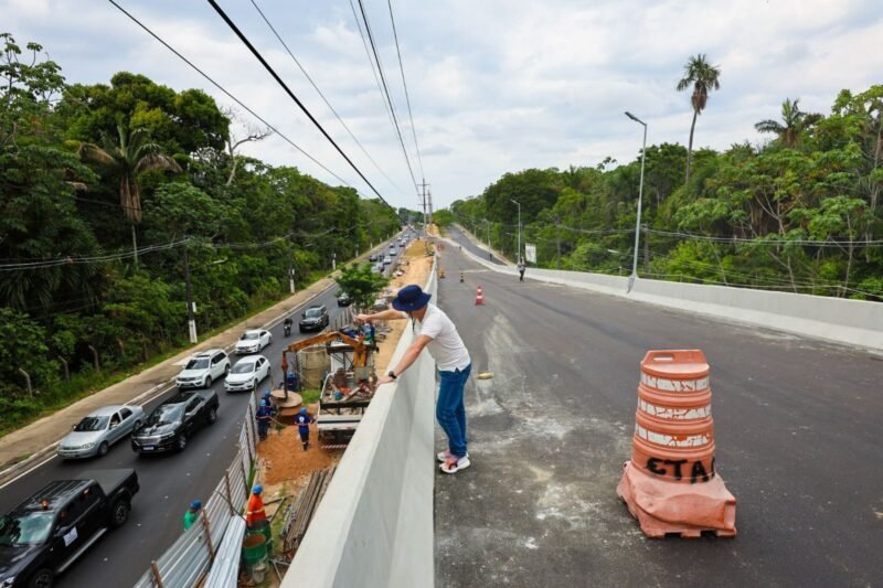 O prefeito de Manaus, David Almeida, vistoriou os ajustes finais do novo complexo viário (Foto: Divulgação) Prefeito David Almeida vistoria ajustes finais do viaduto Márcio Souza