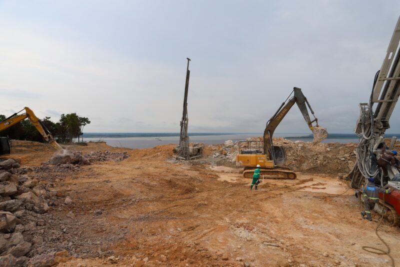 Perfurações para injeção de concreto na obra de contenção do talude (Foto: Clóvis Miranda/Semcom) Prefeitura apresenta solução de engenharia para talude na obra do parque Encontro das Águas
