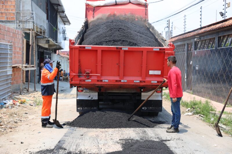 Prefeitura de Manaus realiza recuperação asfáltica em via no bairro Gilberto Mestrinho