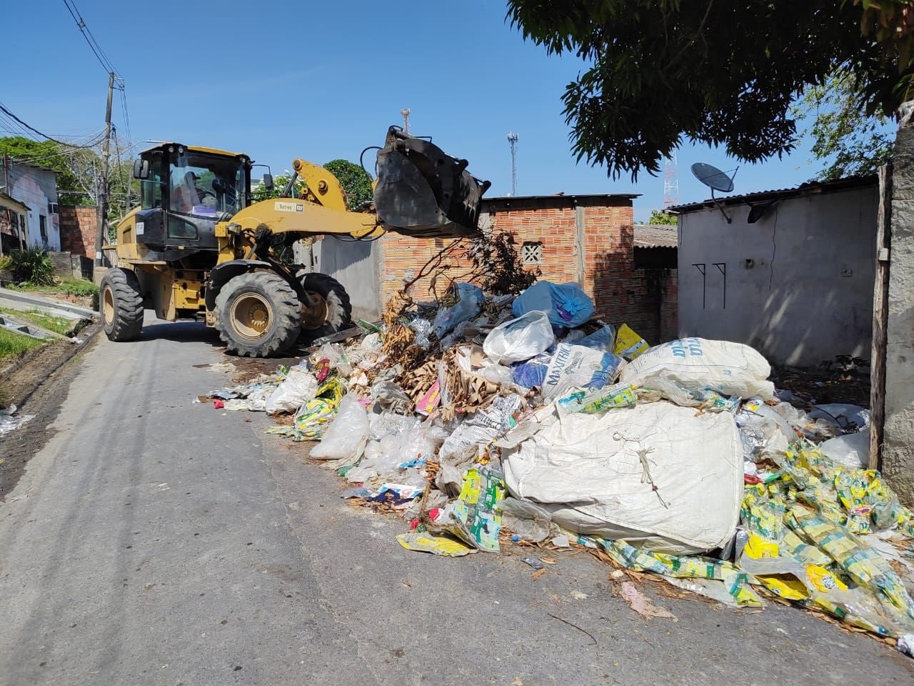Serviço mecanizado de recolhimento de lixo, evitando o acúmulo de resíduos (Foto: Divulgação) Prefeitura mantém cidade limpa com serviços diários de recolhimento de lixo