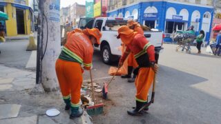 Prefeitura realiza serviço de limpeza no Centro