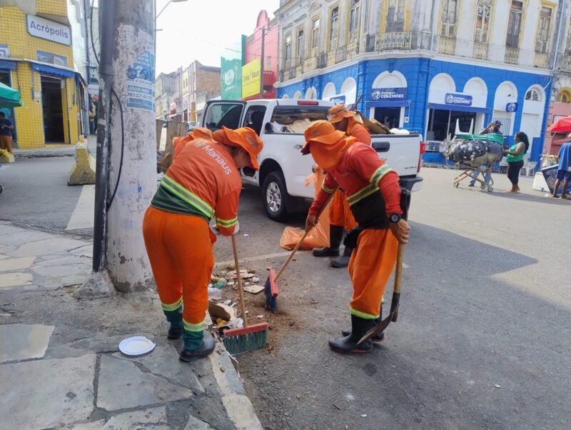 Um trabalho intensivo de limpeza é realizado na área central da cidade (Foto: Divulgação) Prefeitura realiza serviço de limpeza no Centro