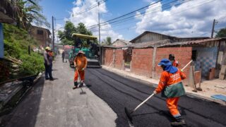 Prefeitura recapeia rua no bairro Colônia Terra Nova