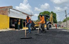 Prefeitura trabalha na recuperação asfáltica de mais uma via no bairro Jorge Teixeira