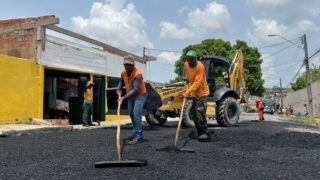 Prefeitura trabalha na recuperação asfáltica de mais uma via no bairro Jorge Teixeira