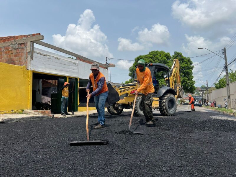 Prefeitura trabalha na recuperação asfáltica de mais uma via no bairro Jorge Teixeira