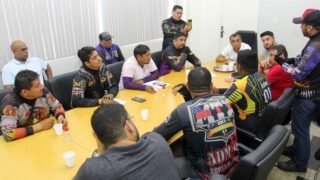 Prefeitura trata com motociclistas por aplicativo para regulamentar e fortalecer a categoria