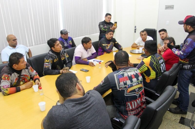 Reunião com representantes e lideranças do setor de motociclistas por aplicativo (Foto: Divulgação) Prefeitura trata com motociclistas por aplicativo para regulamentar e fortalecer a categoria