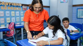 Salário do professor de Manaus é o quinto melhor do Brasil