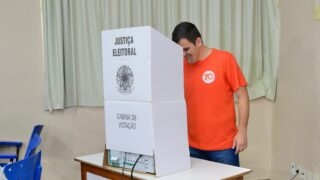 ”Sentimento de dever cumprido”, diz Renato Junior ao votar em escola no Dom Pedro