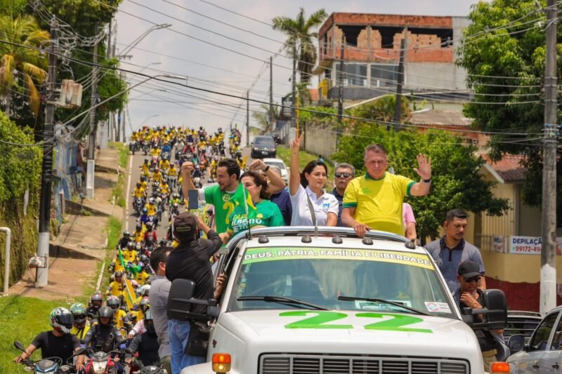 Tropa do Capitão faz motocarreata com Bolsonaro e Michelle em Manaus
