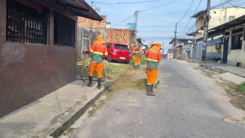 Serviços de limpeza no bairro Novo Israel (Foto: Vias do bairro Novo Israel recebem serviços de limpeza da prefeitura