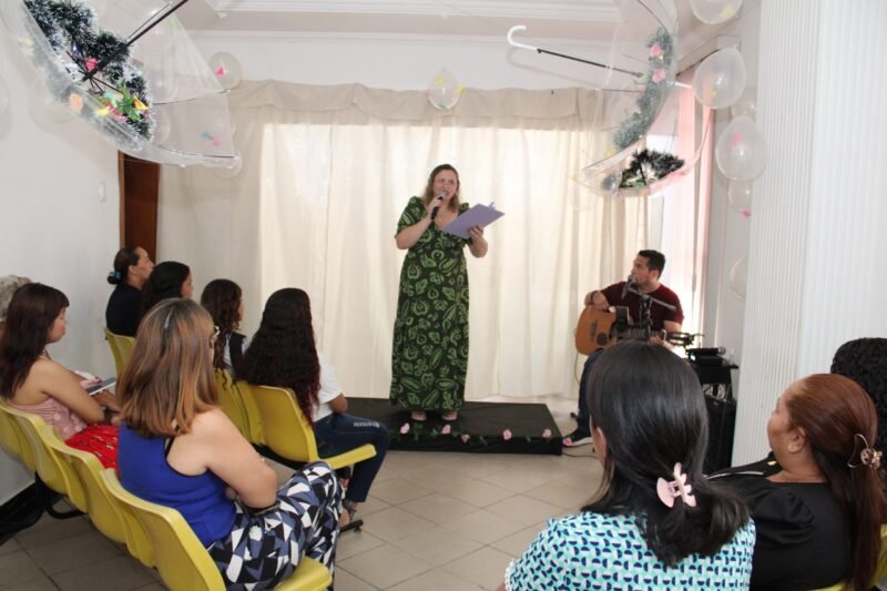 O sarau contou com uma variedade de manifestações artísticas (Foto: Diego Lima/Semasc) Adolescentes atendidos pelo Creas participam de um sarau literário especial