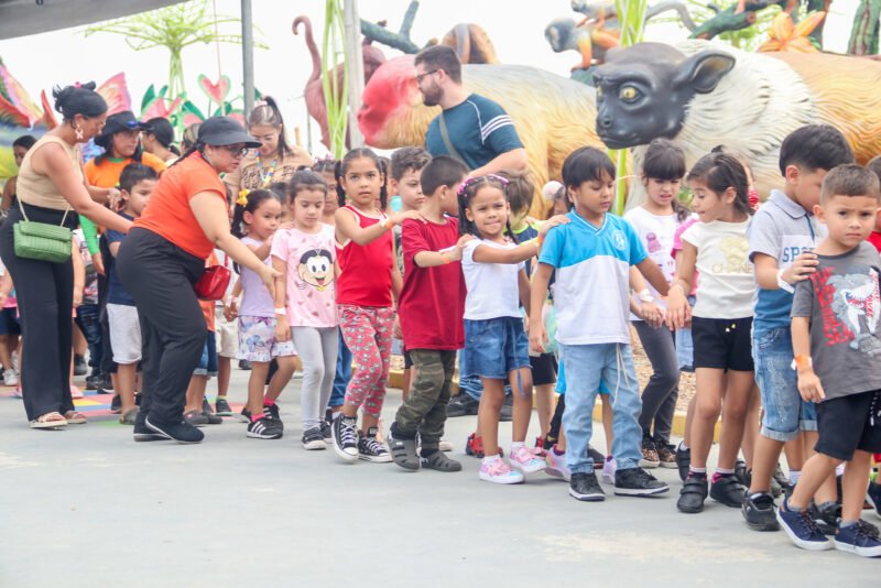 Alunos, educadores e monitores, visitaram o parque Gigantes da Floresta (Foto: Ulisson Santos/Semed) Alunos e educadores realizam visita pedagógica ao parque Gigantes da Floresta