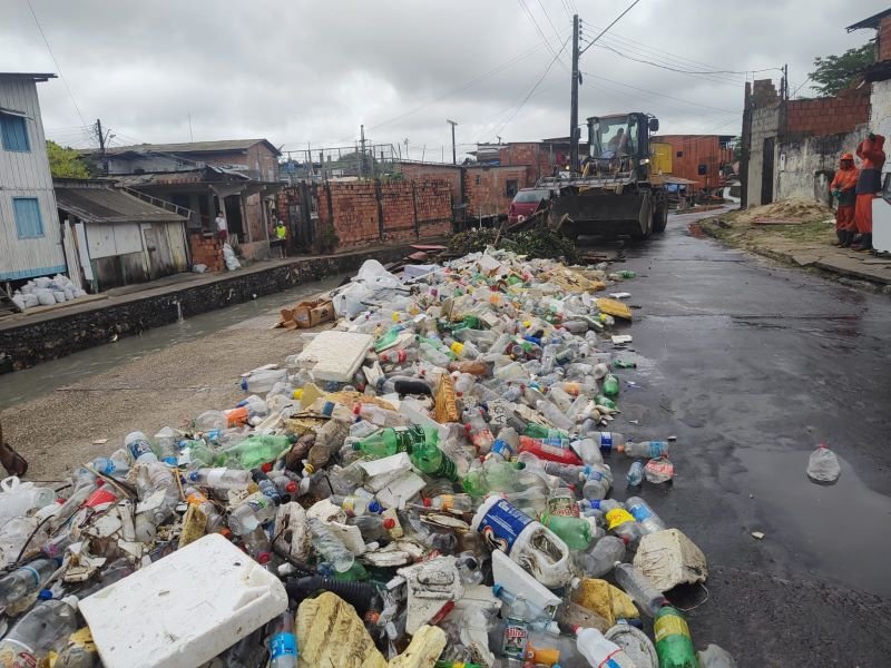 Foram retirados grande quantidade de lixo (Foto: Divulgação/Semulsp) Após forte chuva, Prefeitura intensifica limpeza nas ecobarreiras para evitar poluição nos rios
