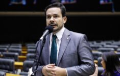 Capitão Alberto Neto é favorável para 10 o número de deputados federais