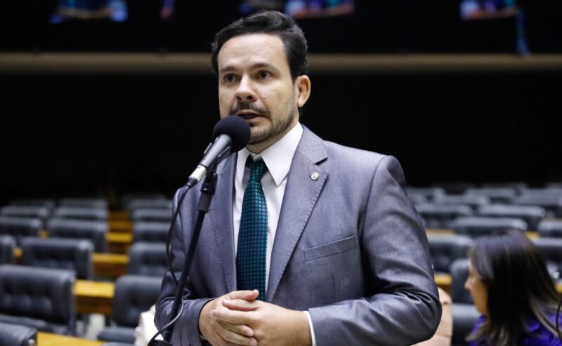 Capitão Alberto Neto é favorável para 10 o número de deputados federais