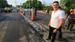 David Almeida libera tráfego na avenida Mário Ypiranga após obra em tempo recorde