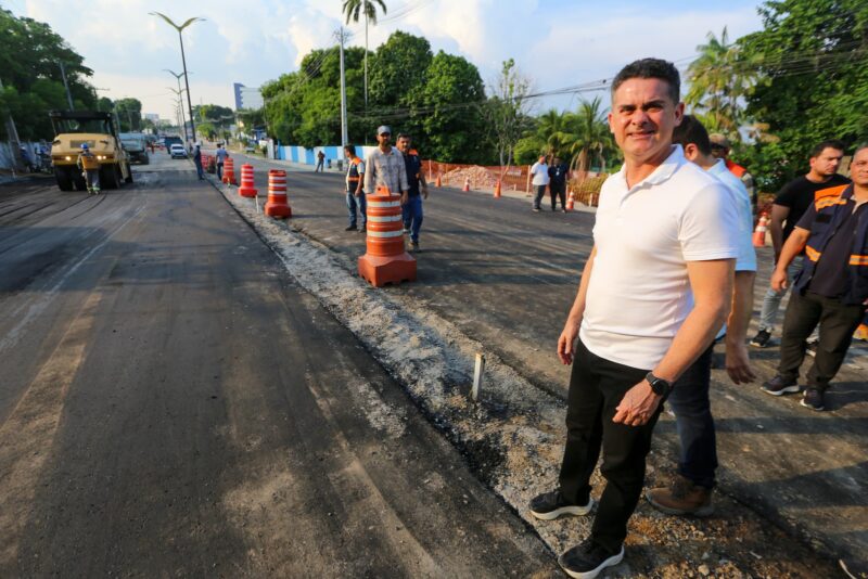 David Almeida libera tráfego na avenida Mário Ypiranga após obra em tempo recorde