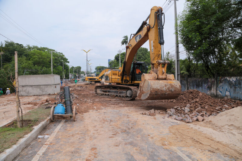 Em 48 horas de obra, prefeitura instala novas aduelas na avenida Mário Ypiranga