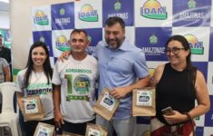 Idam entrega 28 documentos rurais a agricultores familiares na zona sul de Manaus