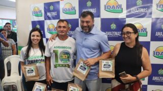 Idam entrega 28 documentos rurais a agricultores familiares na zona sul de Manaus