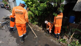 Igarapé da rua Bagé, no bairro Redenção, recebe ação de limpeza e desobstrução