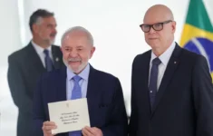 Lula recebe credenciais de oito novos embaixadores