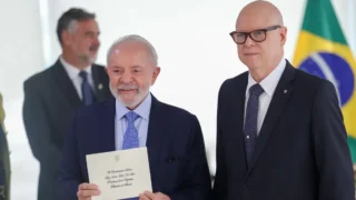 Lula recebe credenciais de oito novos embaixadores