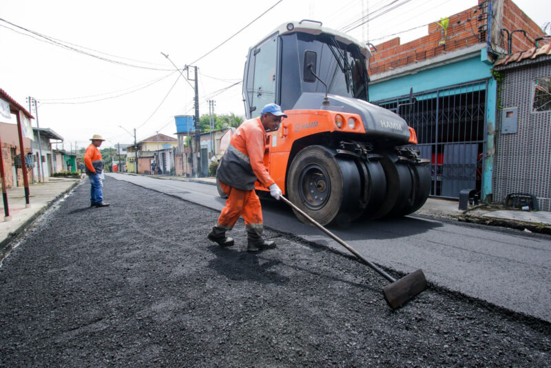 Mais de 900 vias da zona Norte de Manaus são beneficiadas com serviço de recapeamento