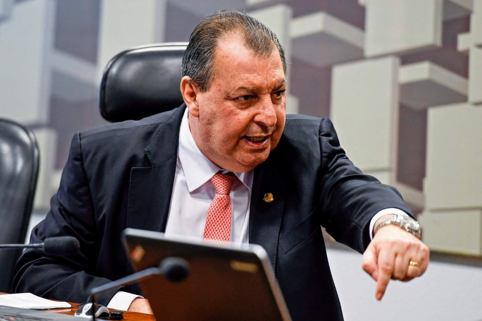 Foto: (Divulgação) Omar Aziz imita Janja e xinga Carrefour; “va te faire foutre”