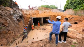 Prefeito vistoria obra de encabeçamento da avenida Mário Ypiranga Monteiro