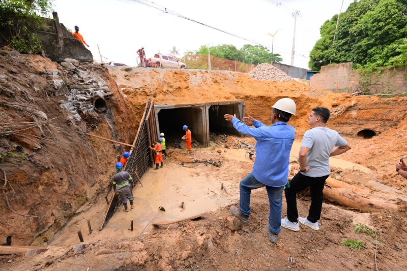 Prefeito vistoria obra de encabeçamento da avenida Mário Ypiranga Monteiro