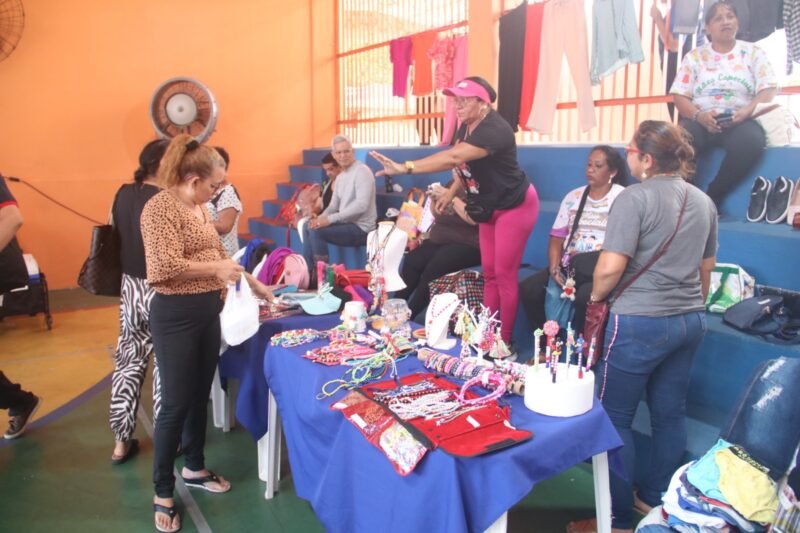 Bazar beneficente (Foto: Eliton Santos/Semed) Prefeitura apoia bazar beneficente com mães atípicas da escola André Vidal
