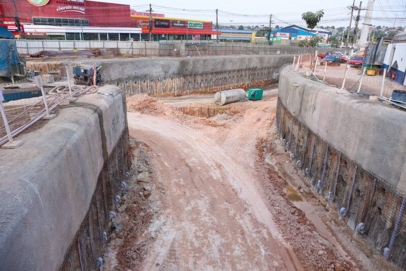 Prefeitura atua com cinco frentes de serviços na construção do complexo viário Rei Pelé