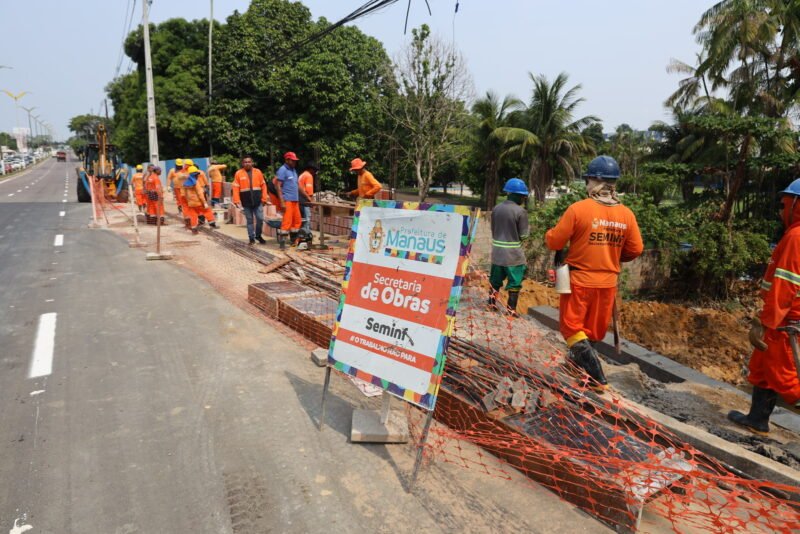 As equipes irão executar o aterro e o plantio de grama (Foto: Márcio Melo/Seminf) Prefeitura conclui concretagem das alas no sentido Centro-bairro na avenida Mário Ypiranga
