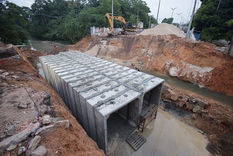 Durante a noite e a madrugada, metade das aduelas já foram implantadas (Foto: Márcio Melo/Seminf) Prefeitura de Manaus alcança 55% de execução da obra na avenida Mário Ypiranga