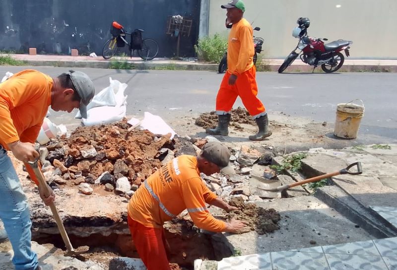 Prefeitura de Manaus executa obra emergencial no conjunto Jardim de Versalles